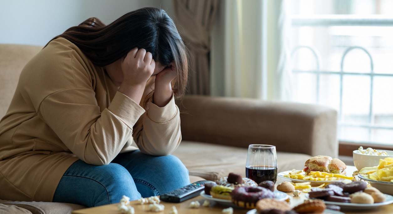 Una mujer se da un "atracón" debido a la ansiedad.