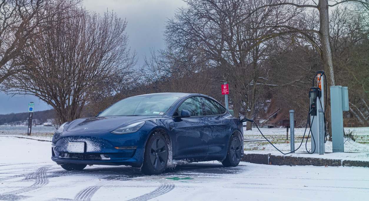 un tesla permanece en la calle con nieve