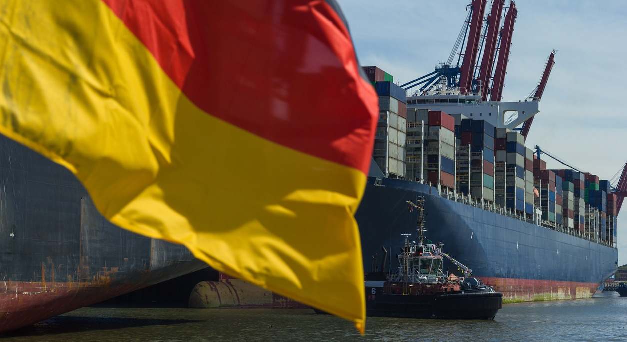 Buque portacontenedores con una bandera de Alemania