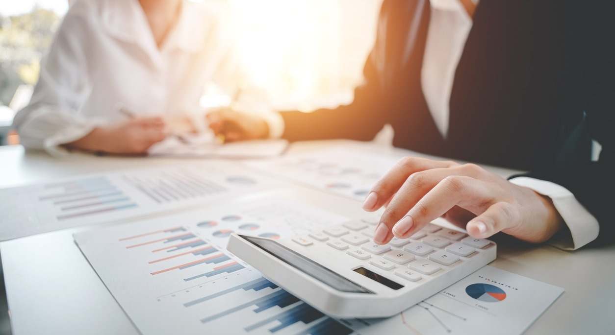 Una persona hace cuentas con una calculadora