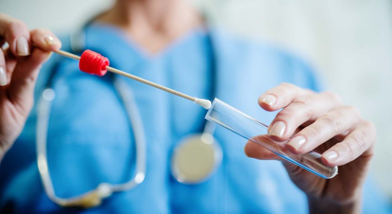 Un médico analiza una muestra