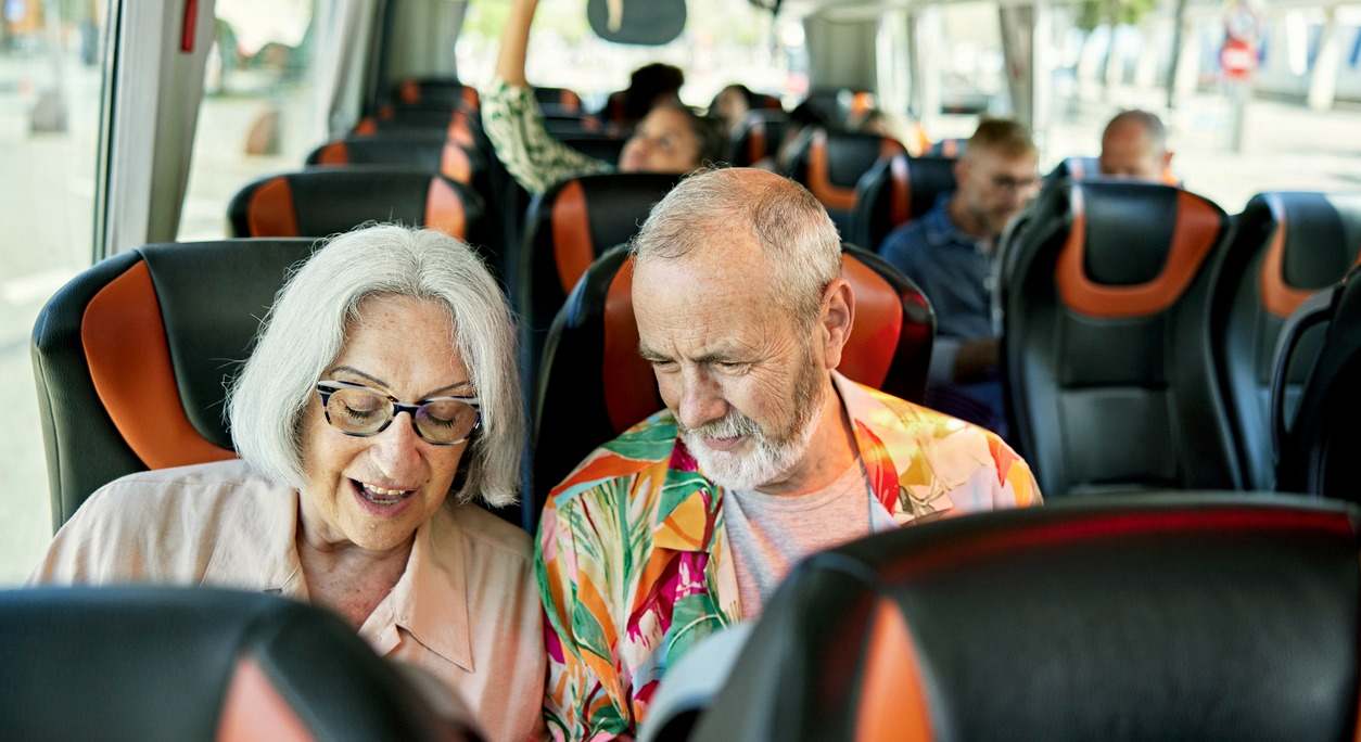 personas mayores en un autobús