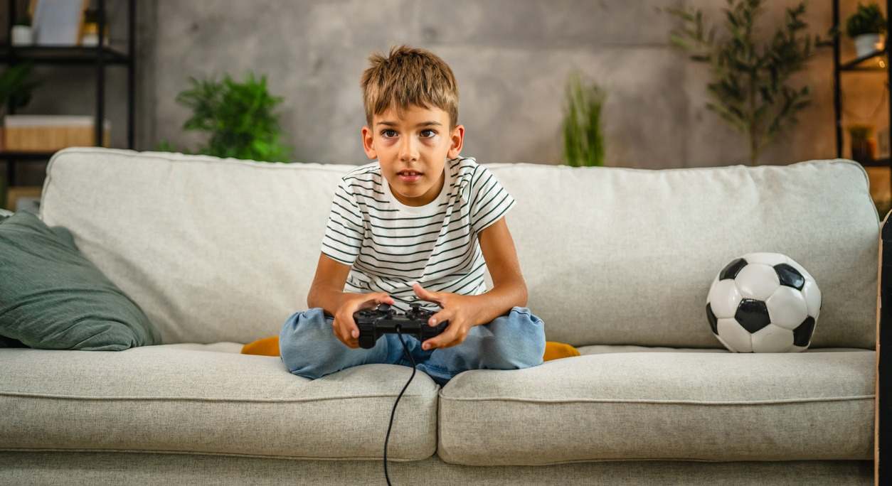 Descubre si tus hijos pasan demasiadas horas jugando a videojuegos. ¿Cuántas horas es bueno jugar? ¿Qué se considera recomendable o normal?