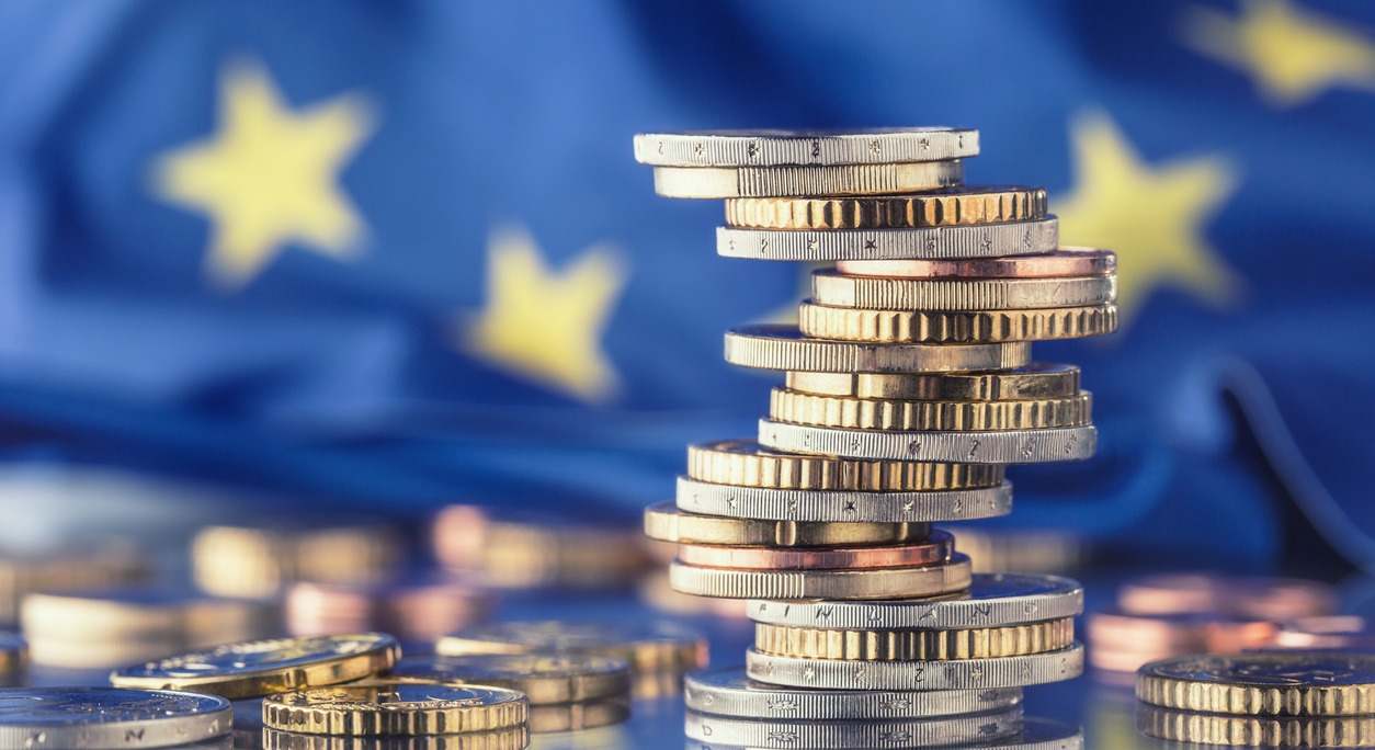 Monedas de euro con bandera de la UE