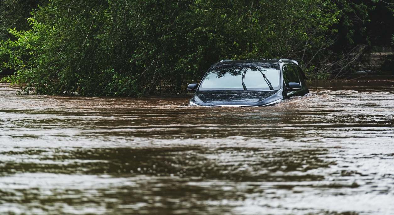 coche bajo el agua