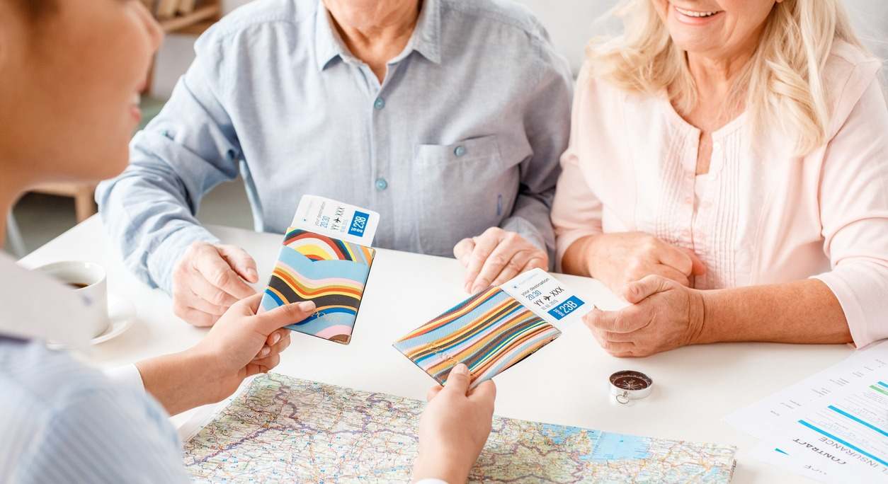 dos personas reservan su viaje en una agencia