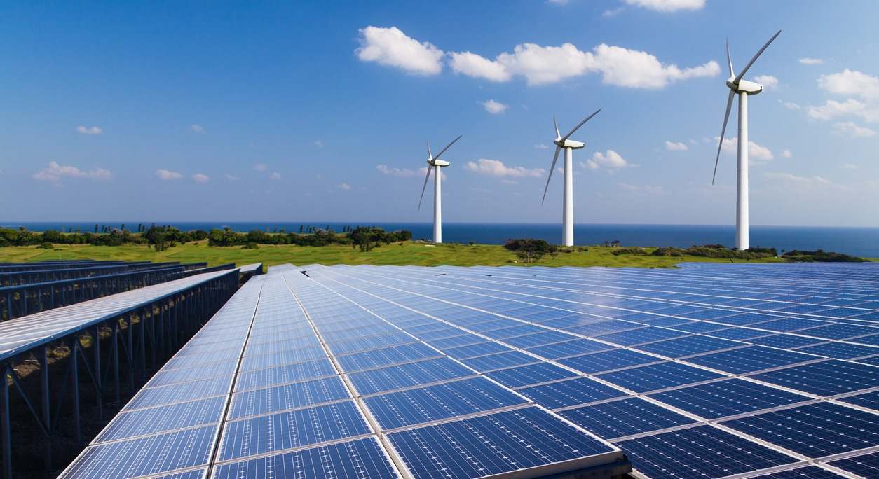 Una planta solar y eólica. / iStock