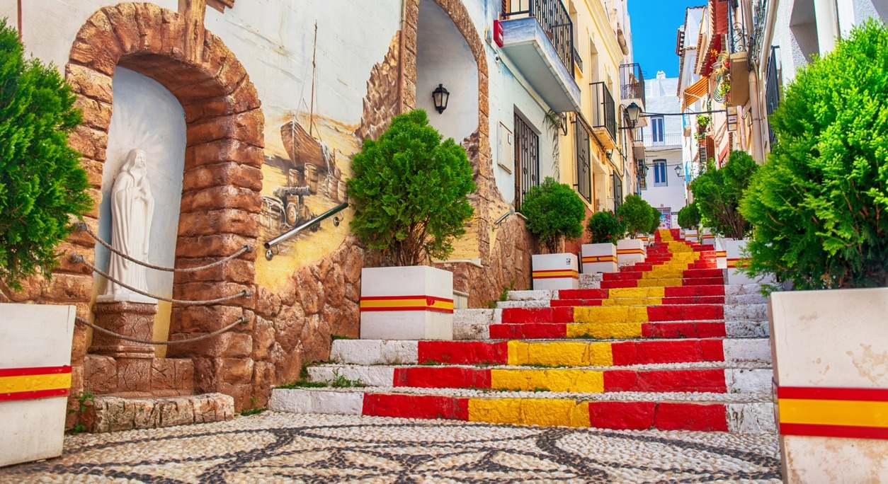 Icónicas escaleras con la bandera de España en la localidad de Calpe