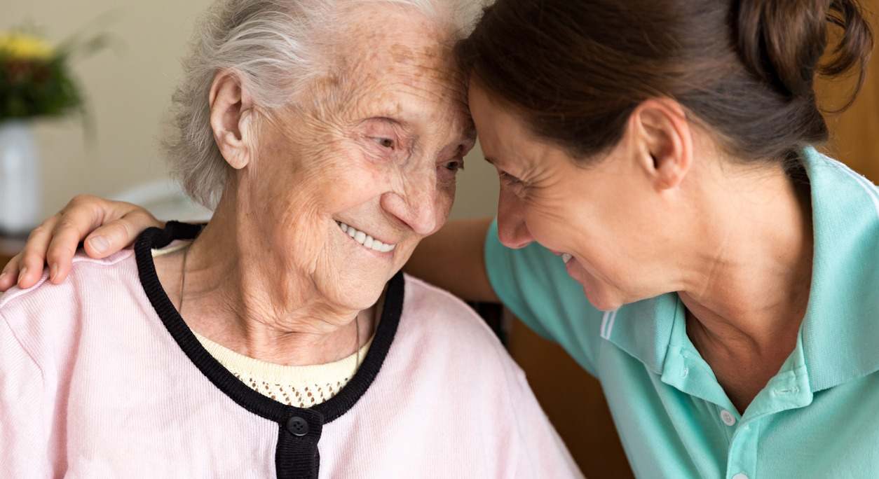 Afrontar el Alzheimer de forma positiva puede ser desafiante, pero os contamos una serie de recomendaciones para intentar mejorar la calidad de vida de la persona con Alzheimer y del paciente.