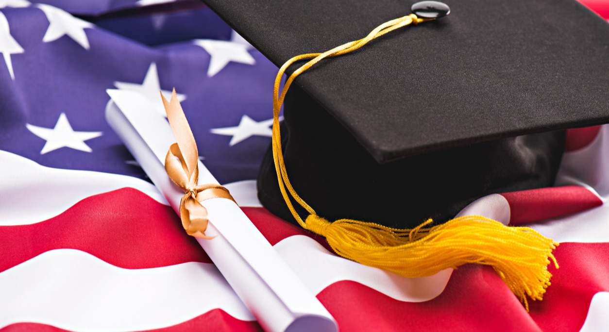 Birrete, diploma y bandera de EEUU