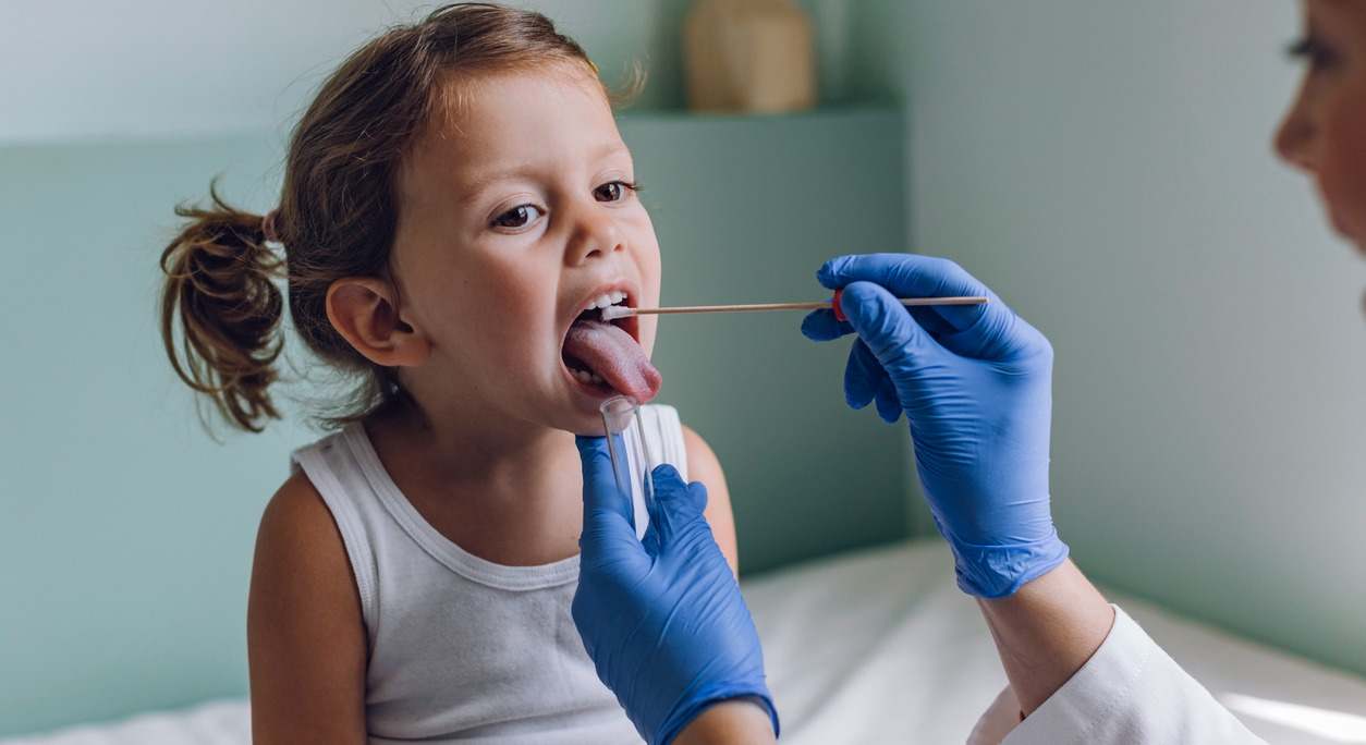 Conoce los síntomas del estreptococo y las posibles formas de transmisión de esta bacteria. Aprende a prevenirlo de forma adecuada