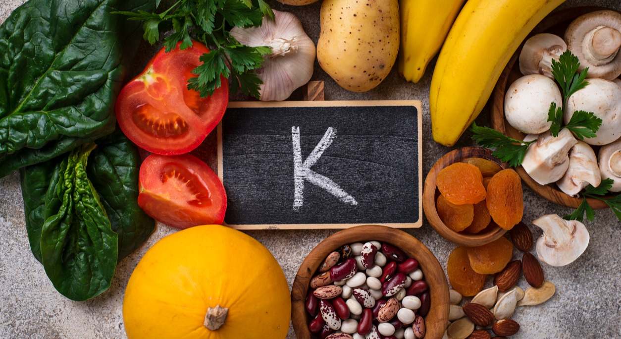El potasio es uno de los minerales esenciales para el cuerpo humano. En este artículo te contamos cuáles son sus beneficios para la salud y qué alimentos debes comer.