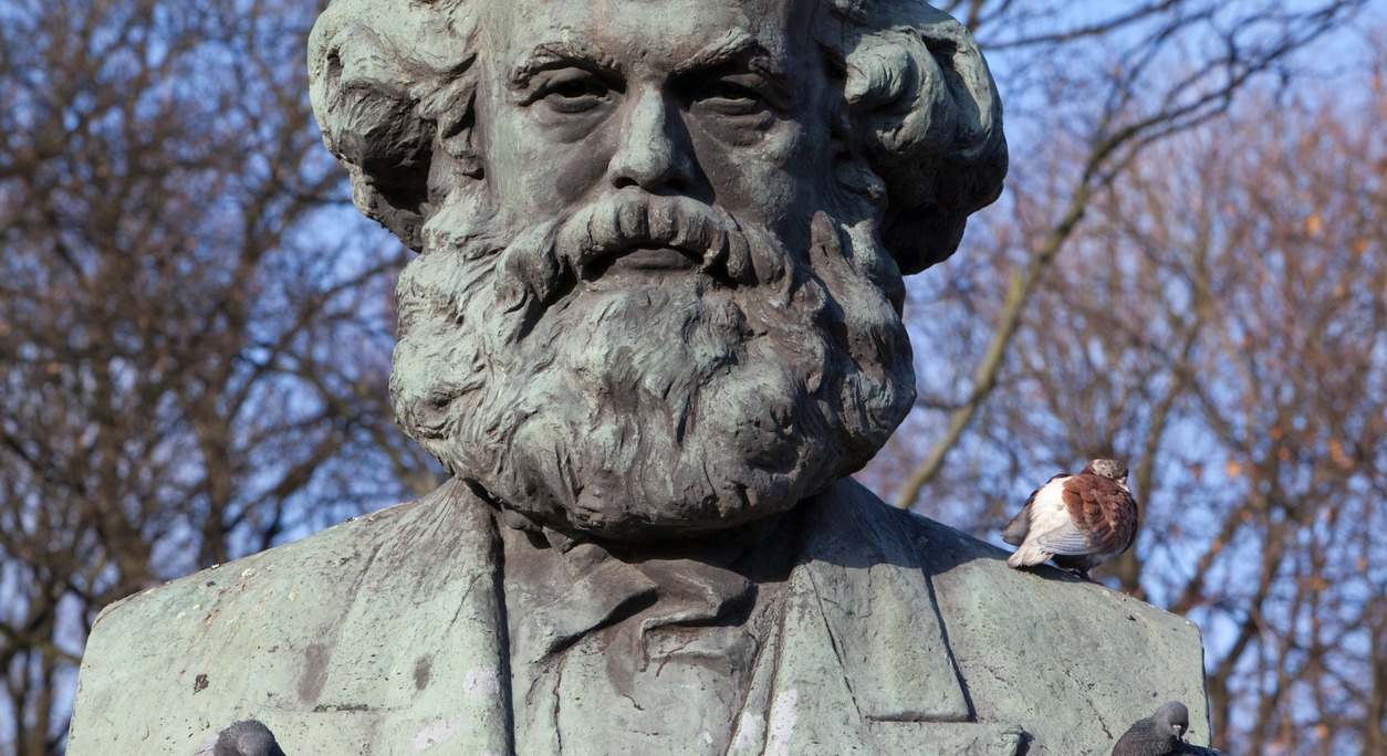 iStock-escultura-karl-marx.jpg