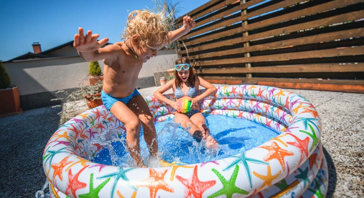niños en una piscina hinchable