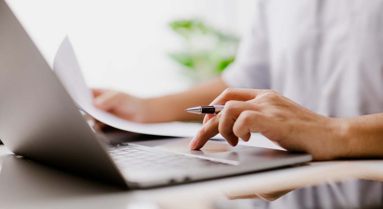 un usuario busca empleo a través del ordenador