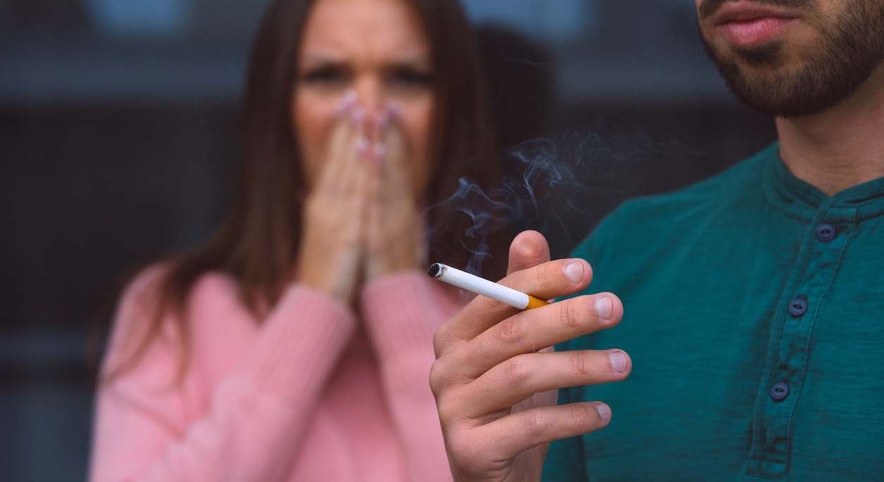 La exposición al humo del tabaco también conlleva un riesgo, denominado tabaquismo pasivo. Consulta sus riesgos en este artículo.
