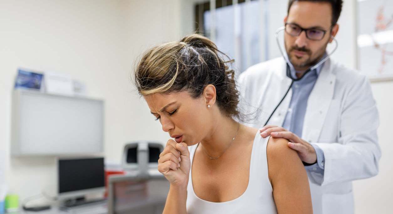 La bronquitis se produce cuando se inflaman los bronquios, normalmente después de una infección viral, como un resfriado o una gripe. Te contamos sus síntomas, qué puede causarlo y sus diferentes tratamientos.