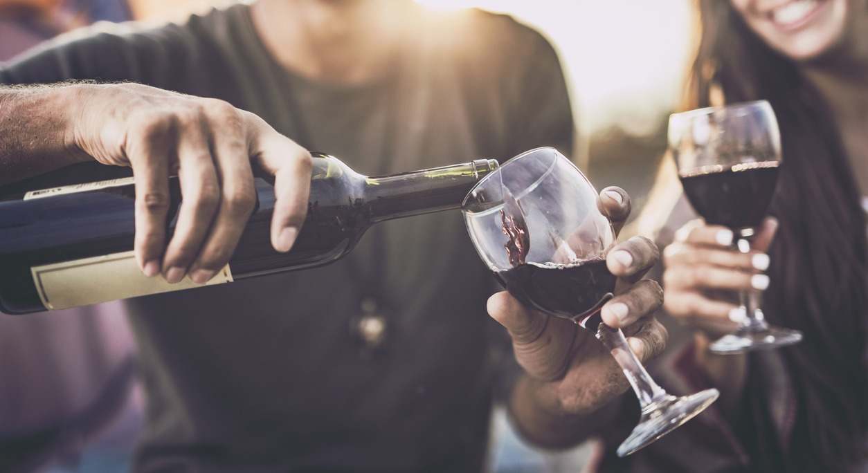 El consumo de vino siempre se ha asociado con ciertos beneficios para la salud. En este artículo te contamos los mitos y realidades sobre ello.