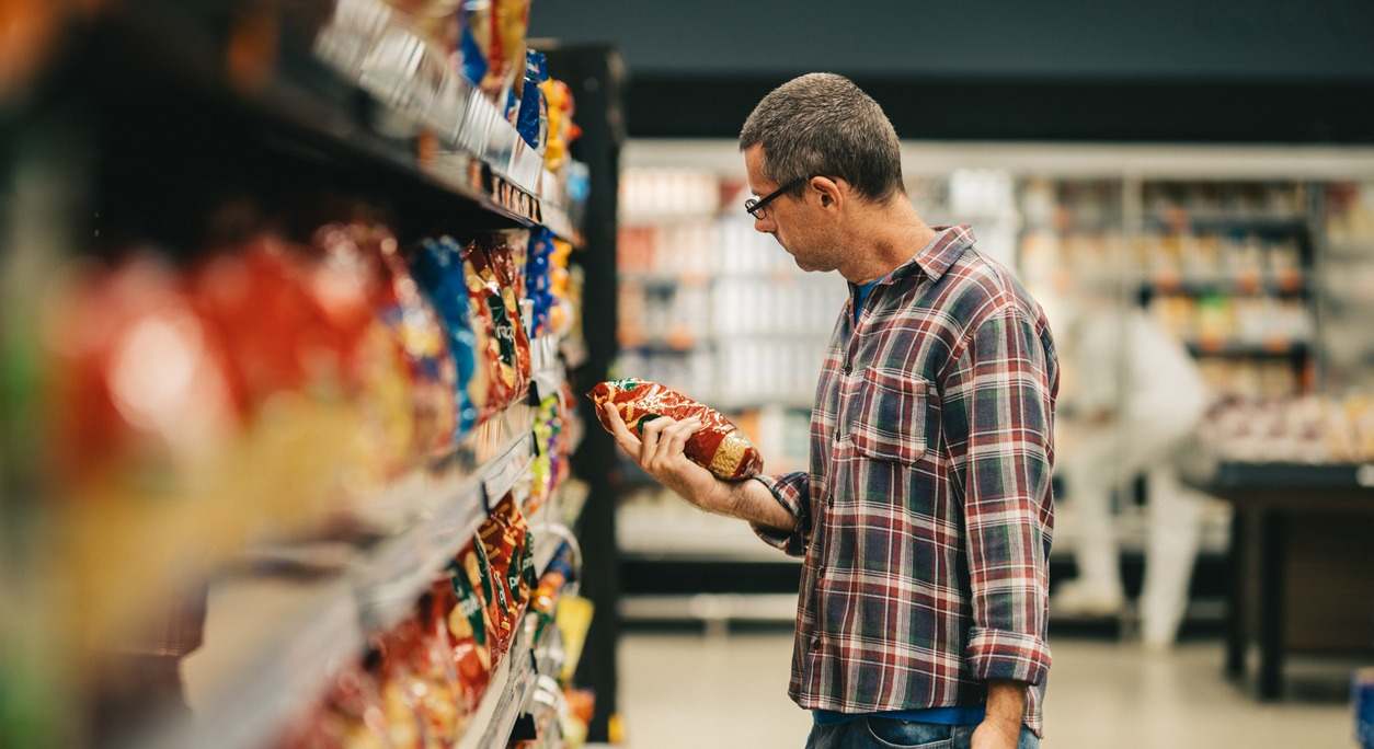un comprador lee la etiqueta de un producto
