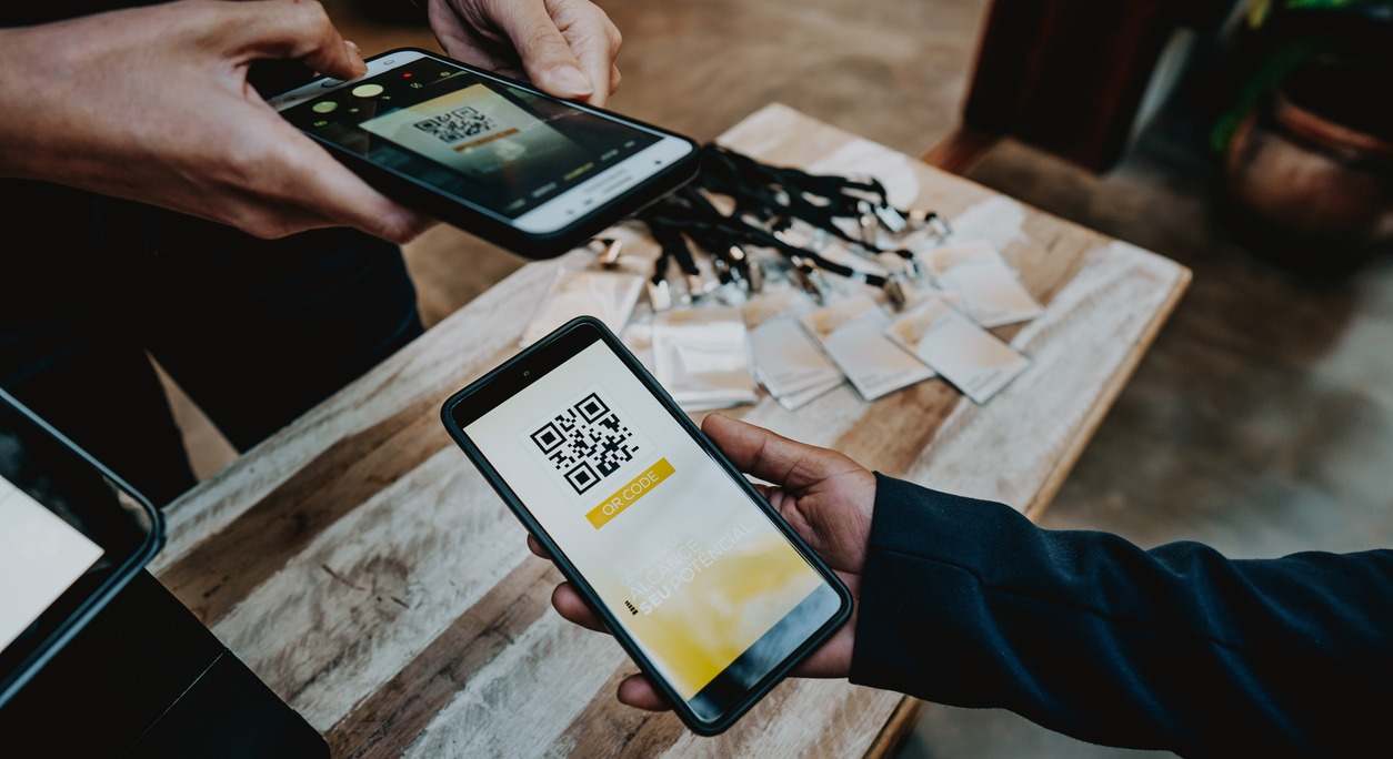 Un usuario escanea un código QR