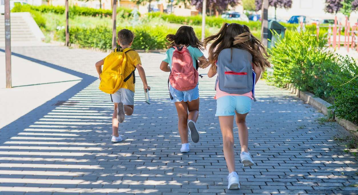 niños salen del colegio