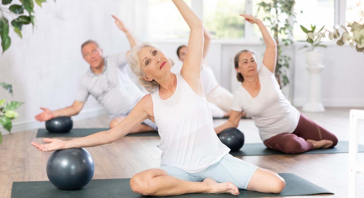 ¿Es el pilates tan bueno para las personas mayores como dicen? Te lo contamos en este post.