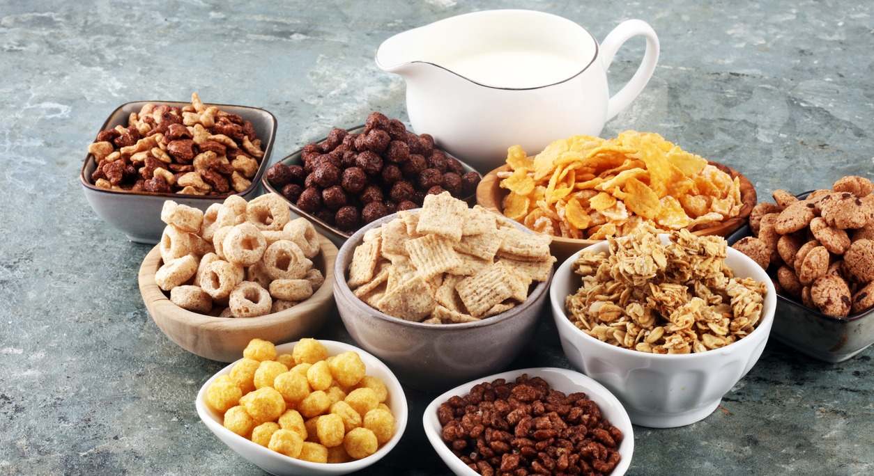 distintos tipos de cereales para el desayuno