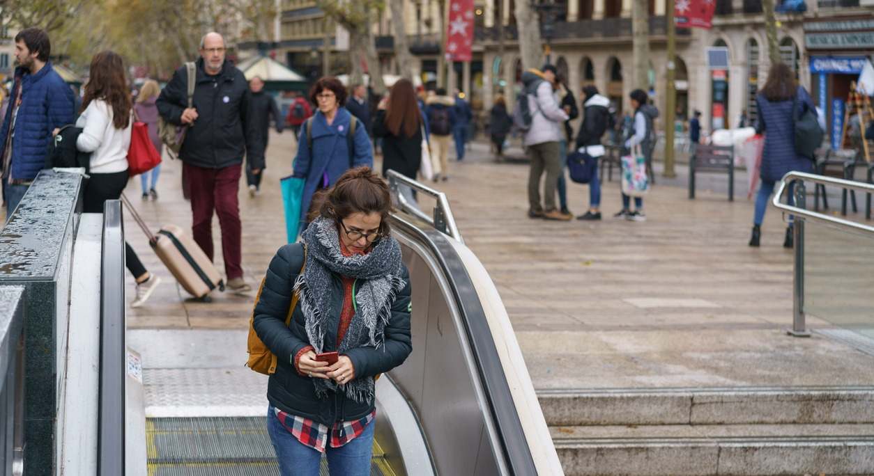 Mujer entrando a una estación de metro en Barcelona. Foto: iStock