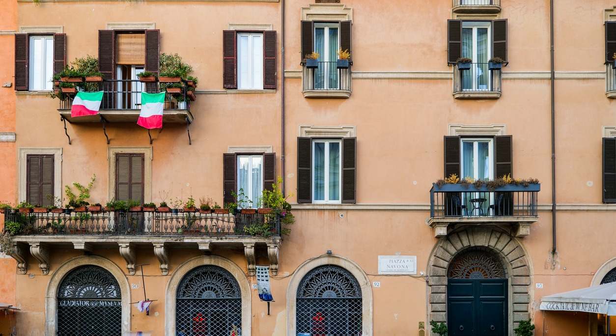 Fachada de un edificio en la Piazza Navona de Roma