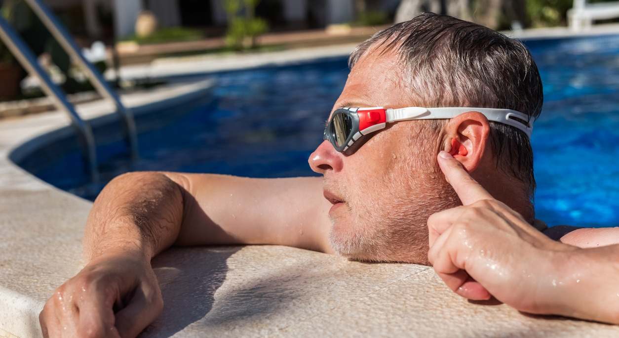 El oido del nadador se produce en condiciones de mayor humedad y calor , por lo que es más frecuente en personas que pasan mucho tiempo en el agua en verano. Te contamos sus síntomas y algunos consejos para evitarlo.