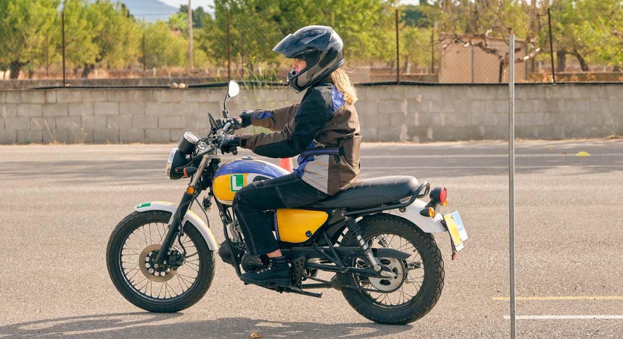 un conductor aprende a pilotar una moto de autoescuela