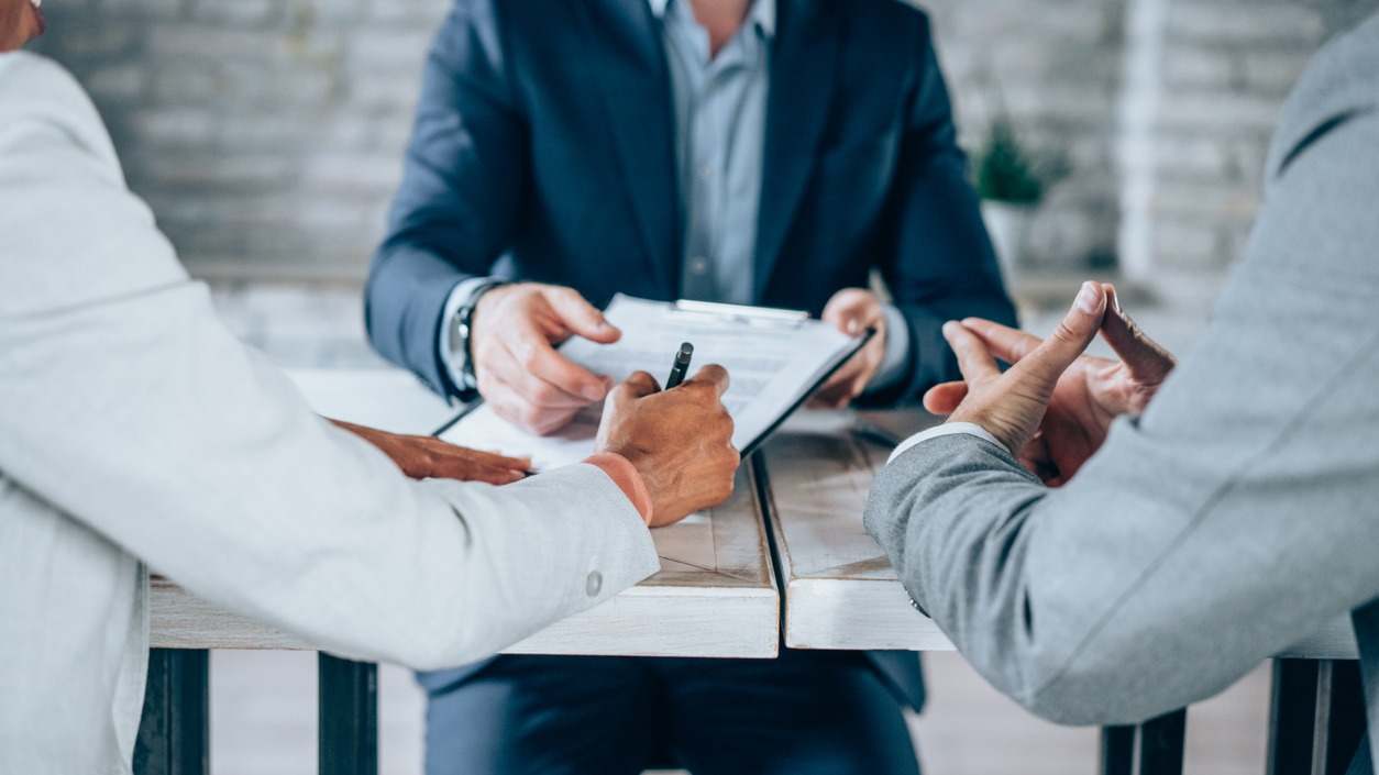 Firma de una hipoteca en una inmobiliaria. / Foto: iStock