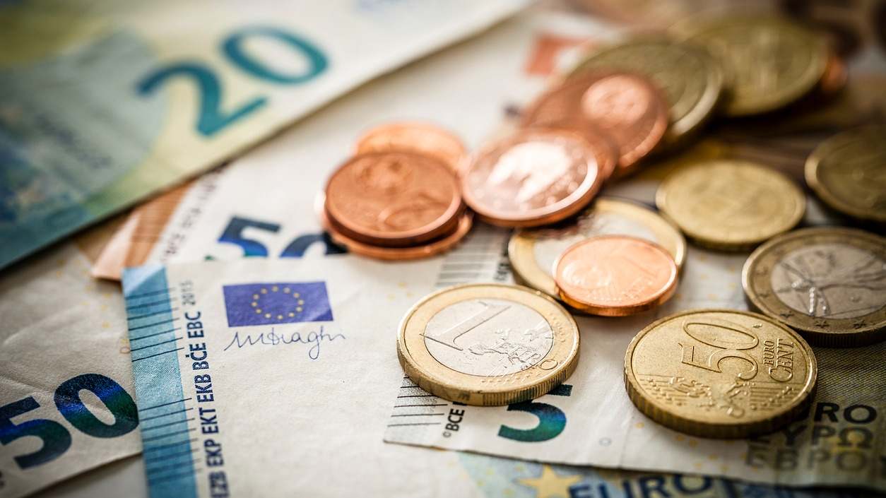 Monedas y billetes de euro. | iStock