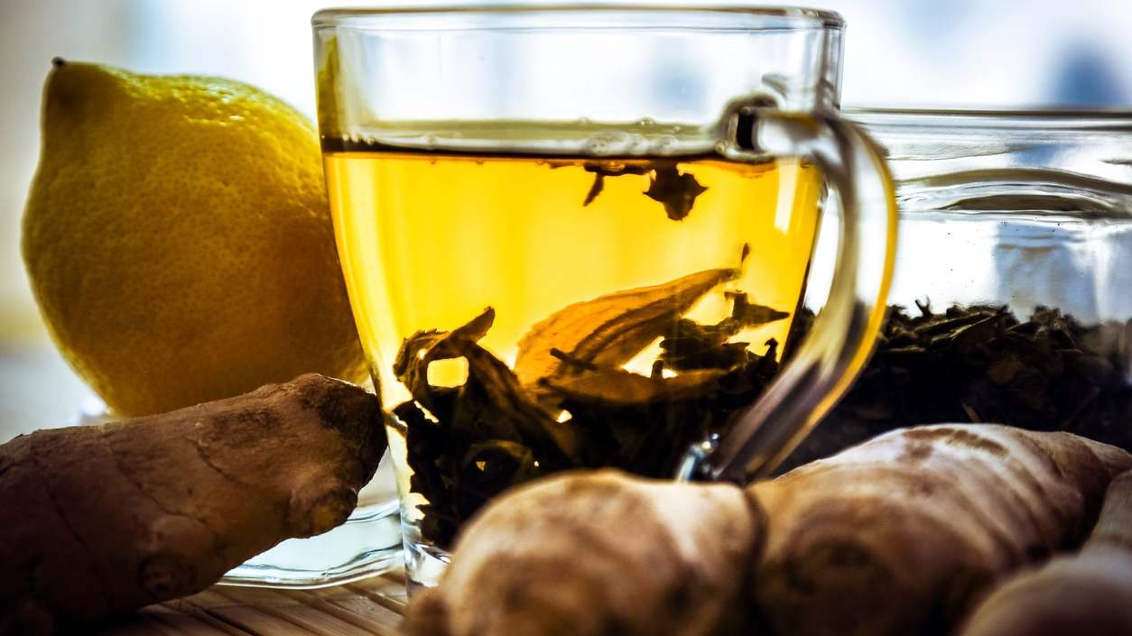 Descubre los grandes beneficios del jengibre para la salud gracias a sus propiedades medicinales. Te enseñamos a preparar té de jengibre de forma correcta.