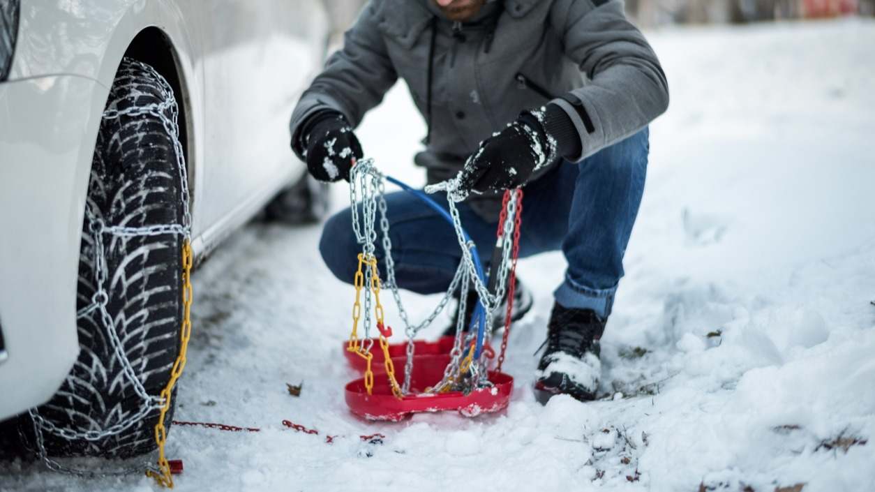 colocar_poner_cadenas_de_nieve_coche_iStock