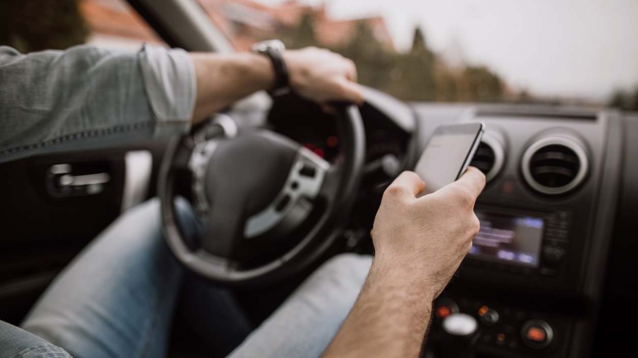 coche conductor conduciendo telefono movil
