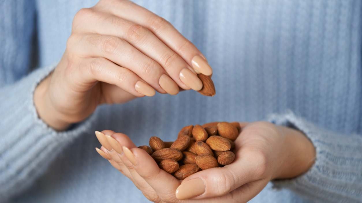Descubre aquí qué puede pasar si comes almendras cada día, sus beneficios y cómo puedes incorporarlas a tu dieta