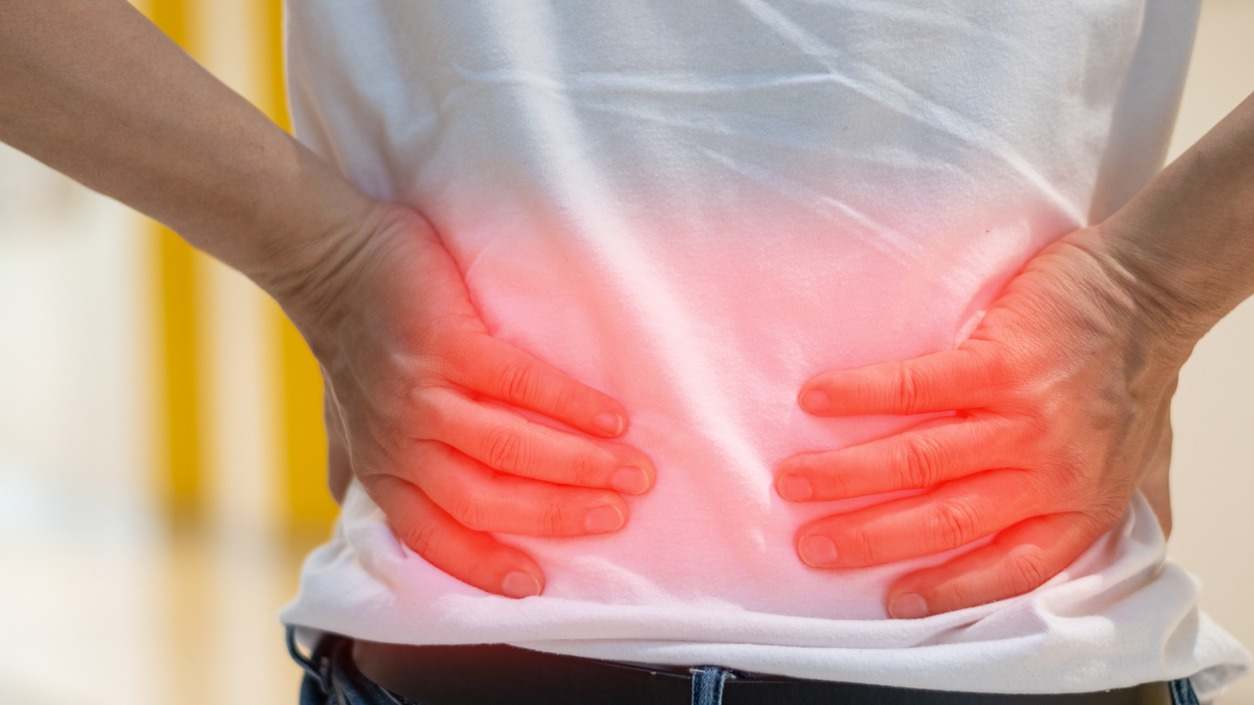 ¿Sabes lo que es la espondilitis anquilosante? En este post hablamos sobre el significado de esta afección, sus causas y síntomas y su posible tratamiento.