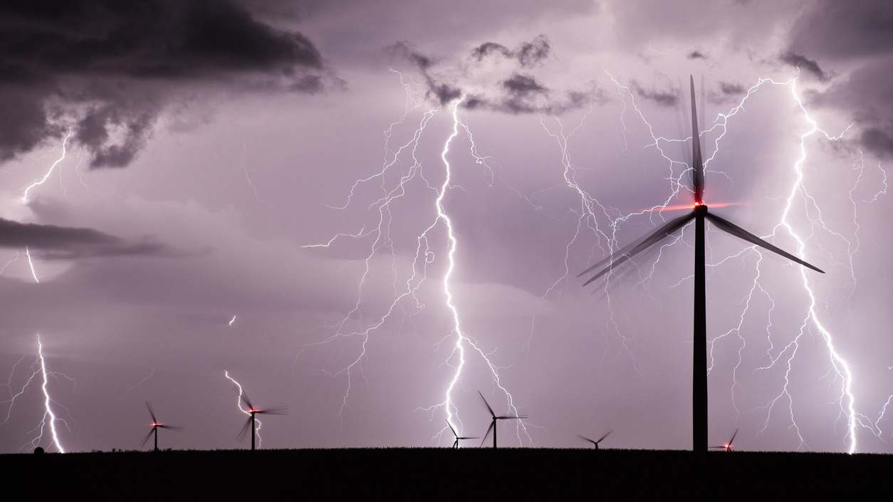 Turbinas eólicas en una tormenta (iStock)