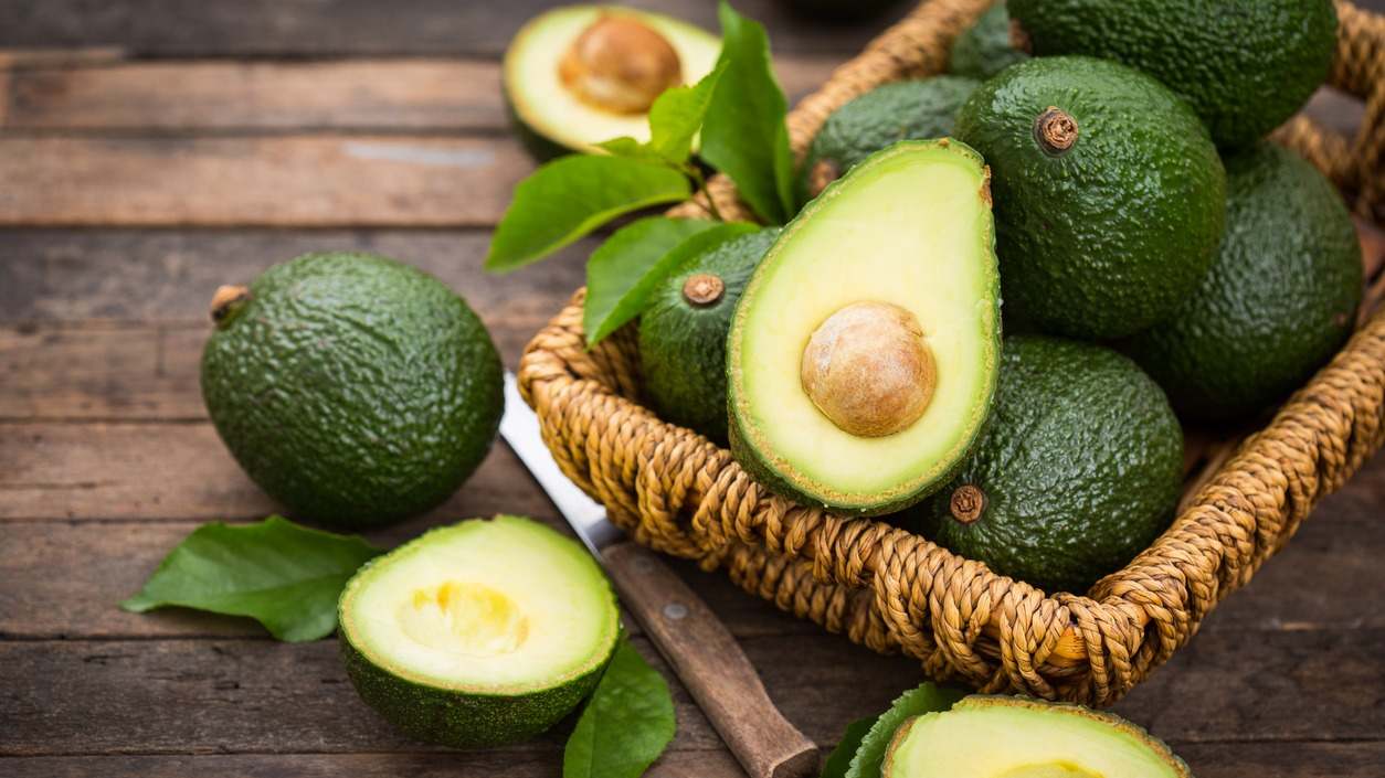 Descubre los múltiples beneficios del aguacate en este artículo que explora sus propiedades nutricionales