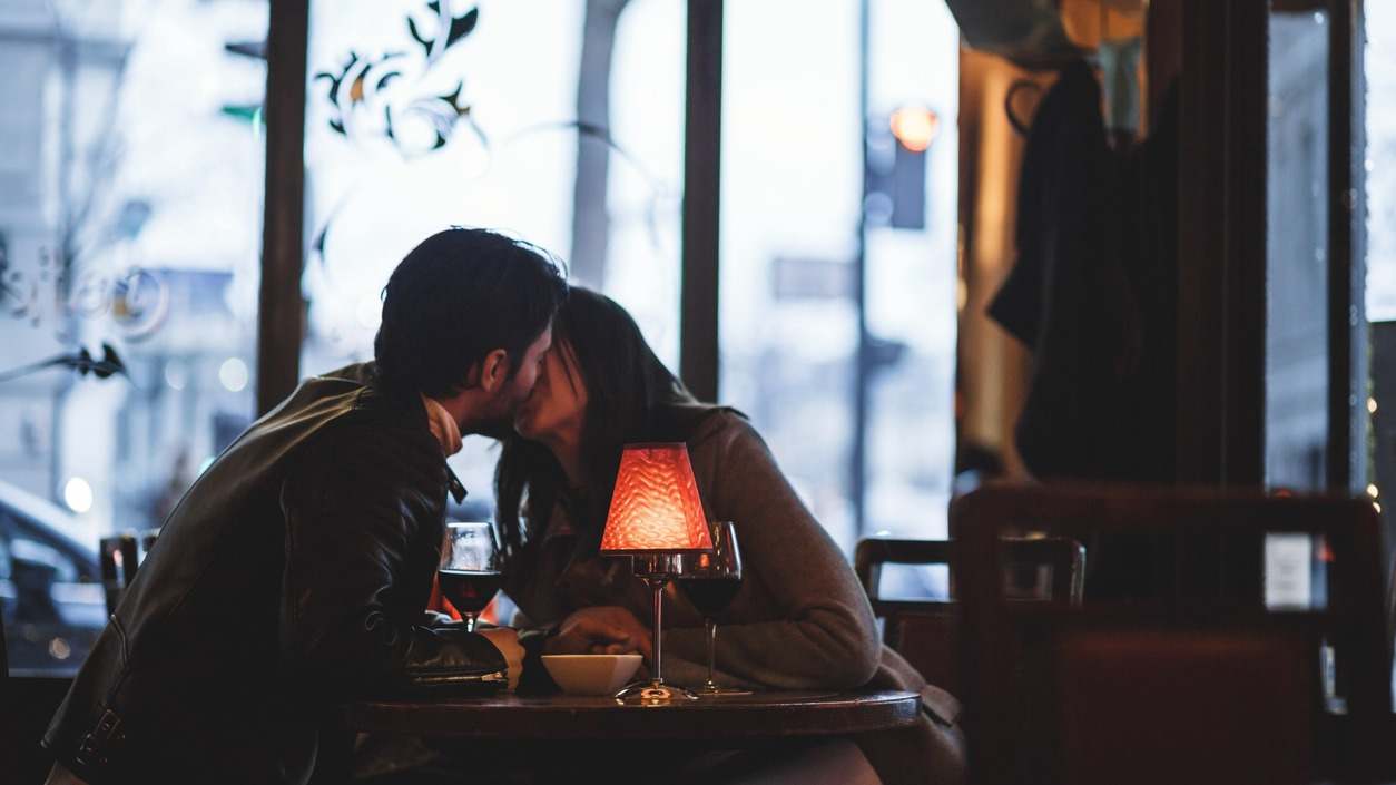 beso pareja restaurante bar