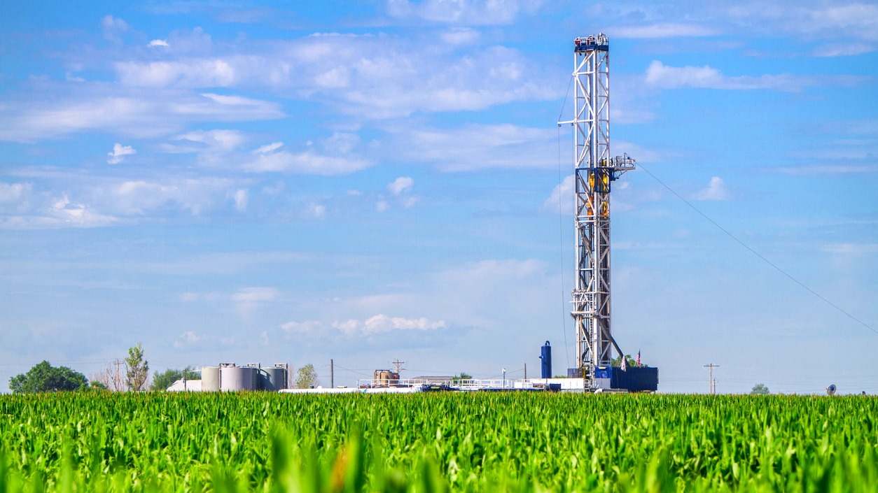 campo petróleo maíz torre perforación