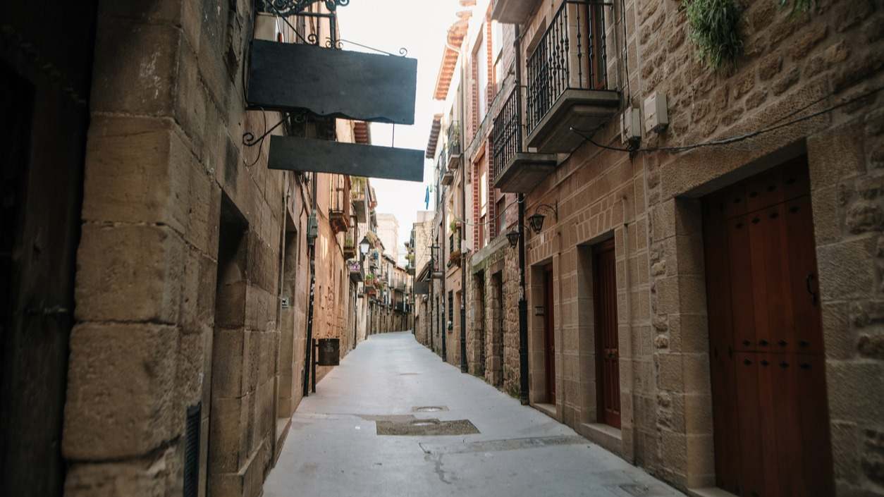Calle en Laguardia, Alava, España