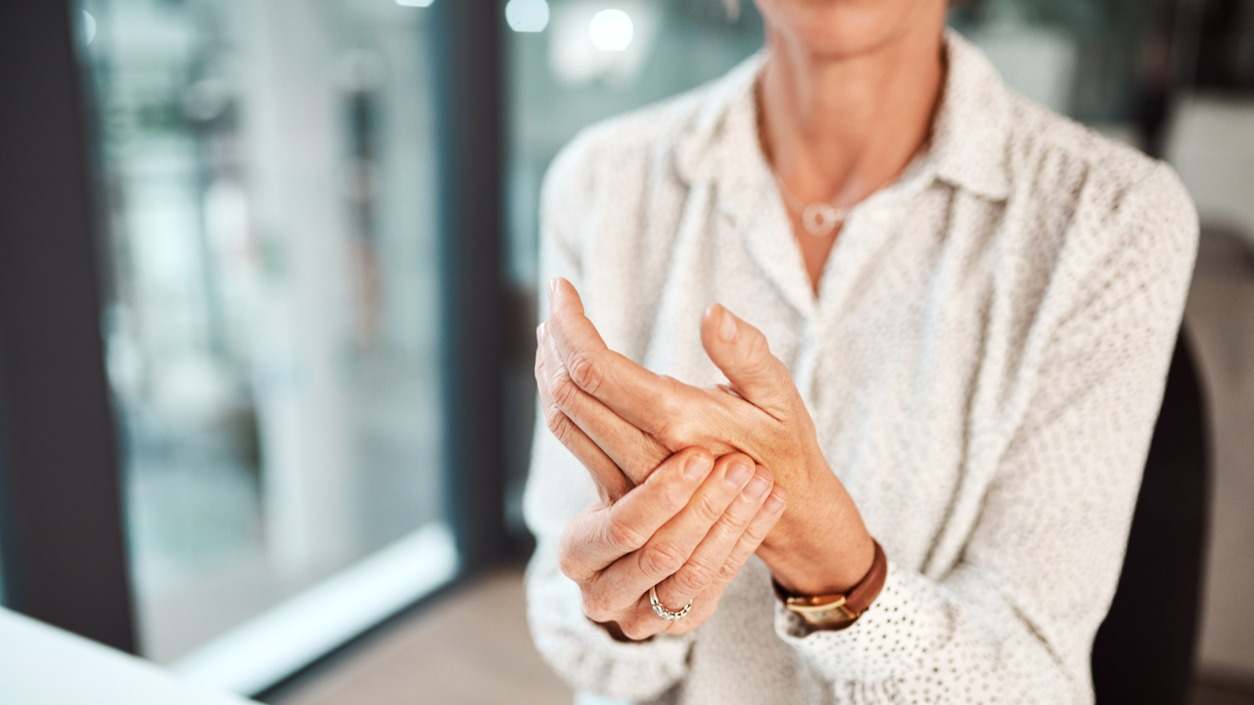 El tratamiento de la osteoporosis incorpora un cambio en el estilo de vida y medicamentos. En este artículo te hablamos sobre ello.