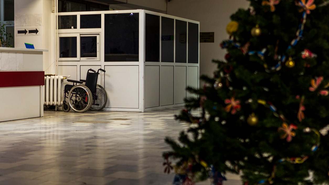 una sala de hospital con decoracion navideña