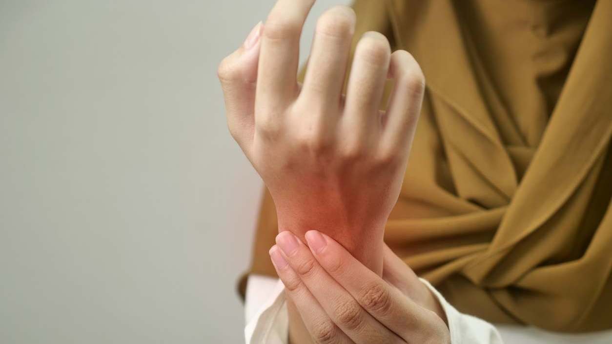 La artritis reumatoide es una enfermedad que provoca la inflamación de las articulaciones. Conoce en este artículo qué es, los síntomas y el tratamiento.