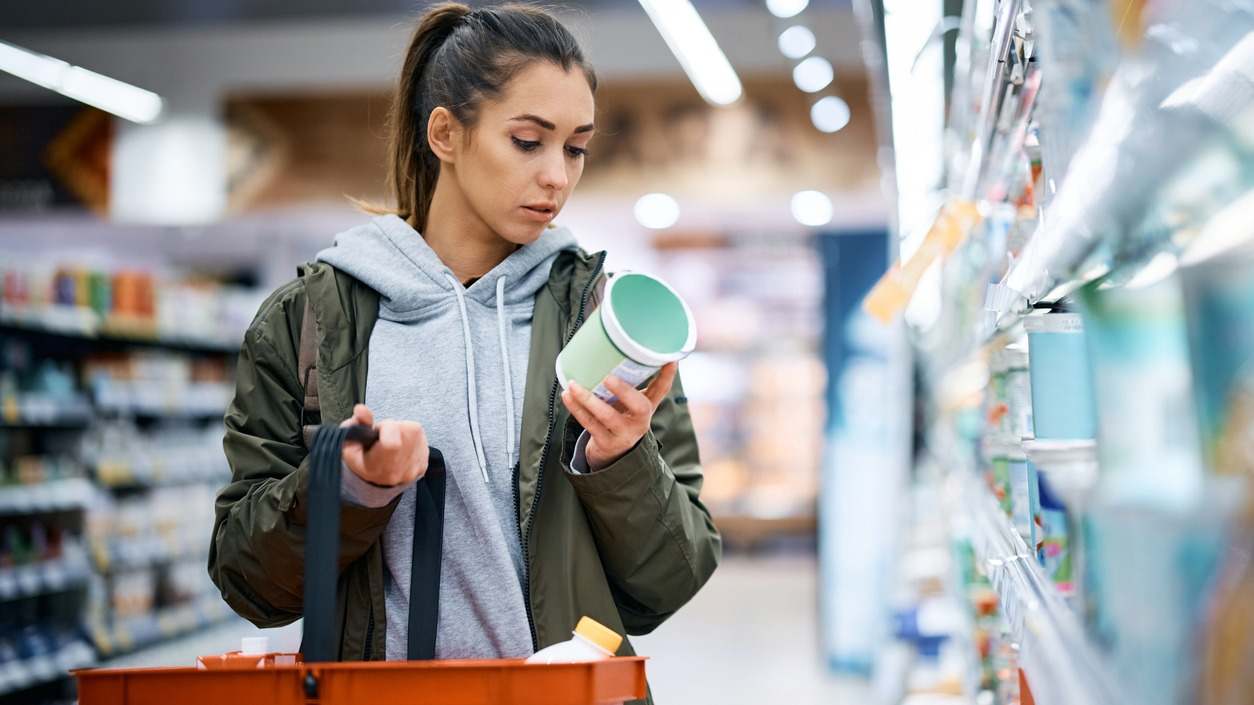 mujer compra supermercado etiqueta