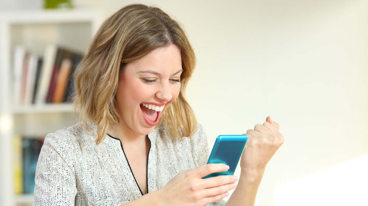 mujer sorpresa telefono movil mensajes