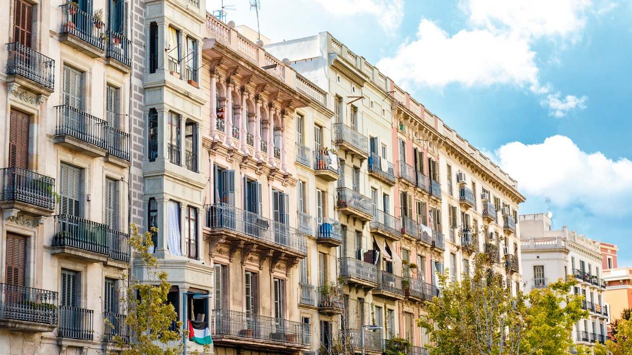 Fachada de antiguos edificios en el Borne, Barcelona | iStock
