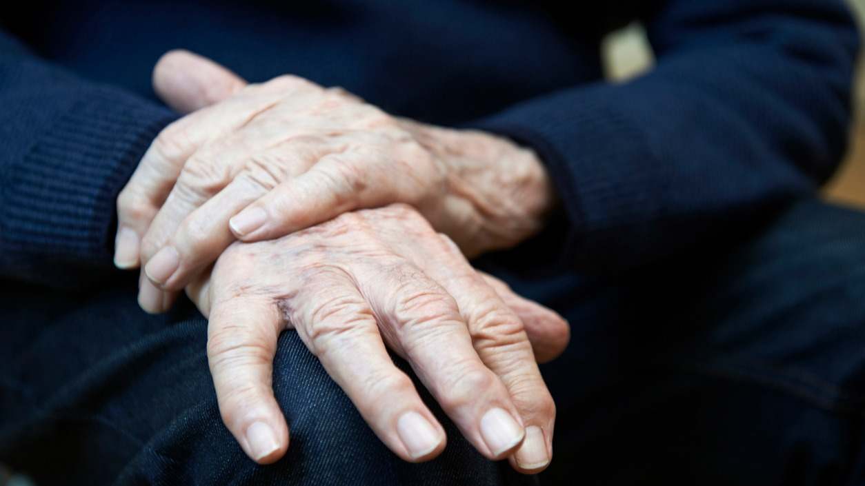 El Parkinson es una enfermedad neurodegenerativa del sistema nervioso. En el artículo te hablamos de sus síntomas y cómo detectarlo